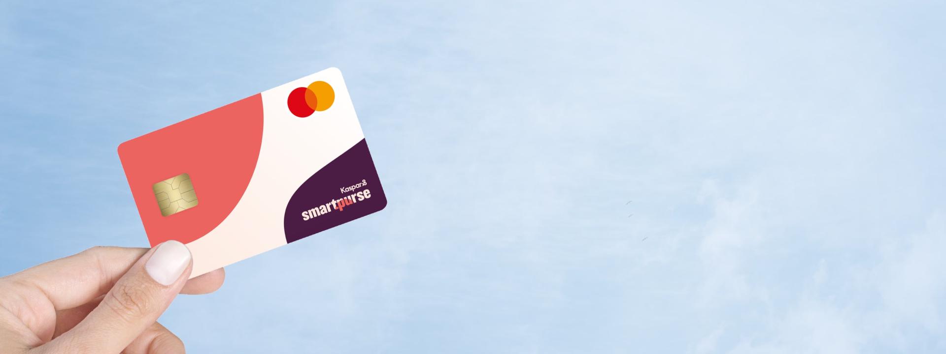 Kaspar&SmartPurse Card Female hand holding card