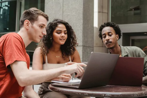 Drei Studenten lernen am Laptop