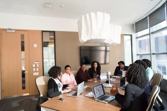 Fintech Unternehmen Frauen an einem Corporate Meeting