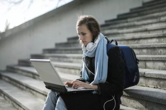 Junge Frau mit Laptop